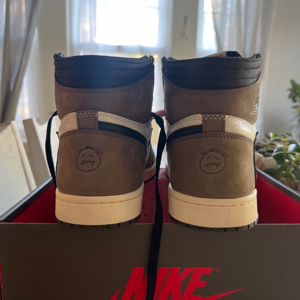 Travis Scott Jordan 1s - Picture 5 of 6